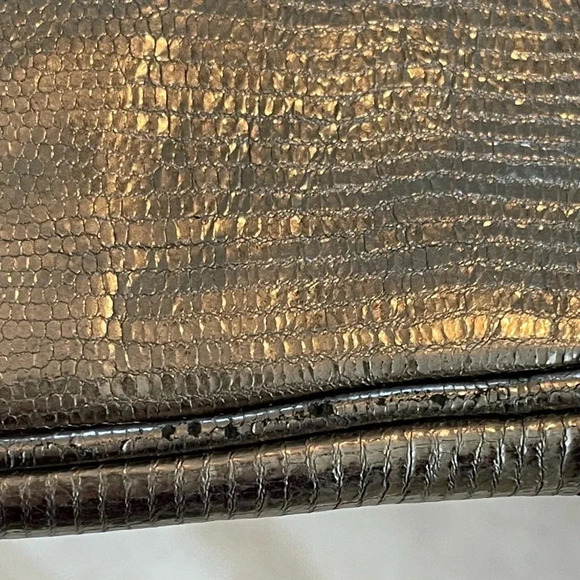 MICHAEL KORS Metallic Embossed-Leather Tablet Color Nickel - Picture 6 of 10